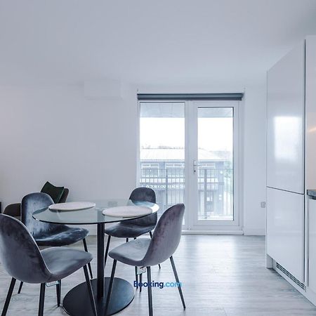 Modern 2 Bed Apartment With Balcony By Host A Home Манчестер Экстерьер фото