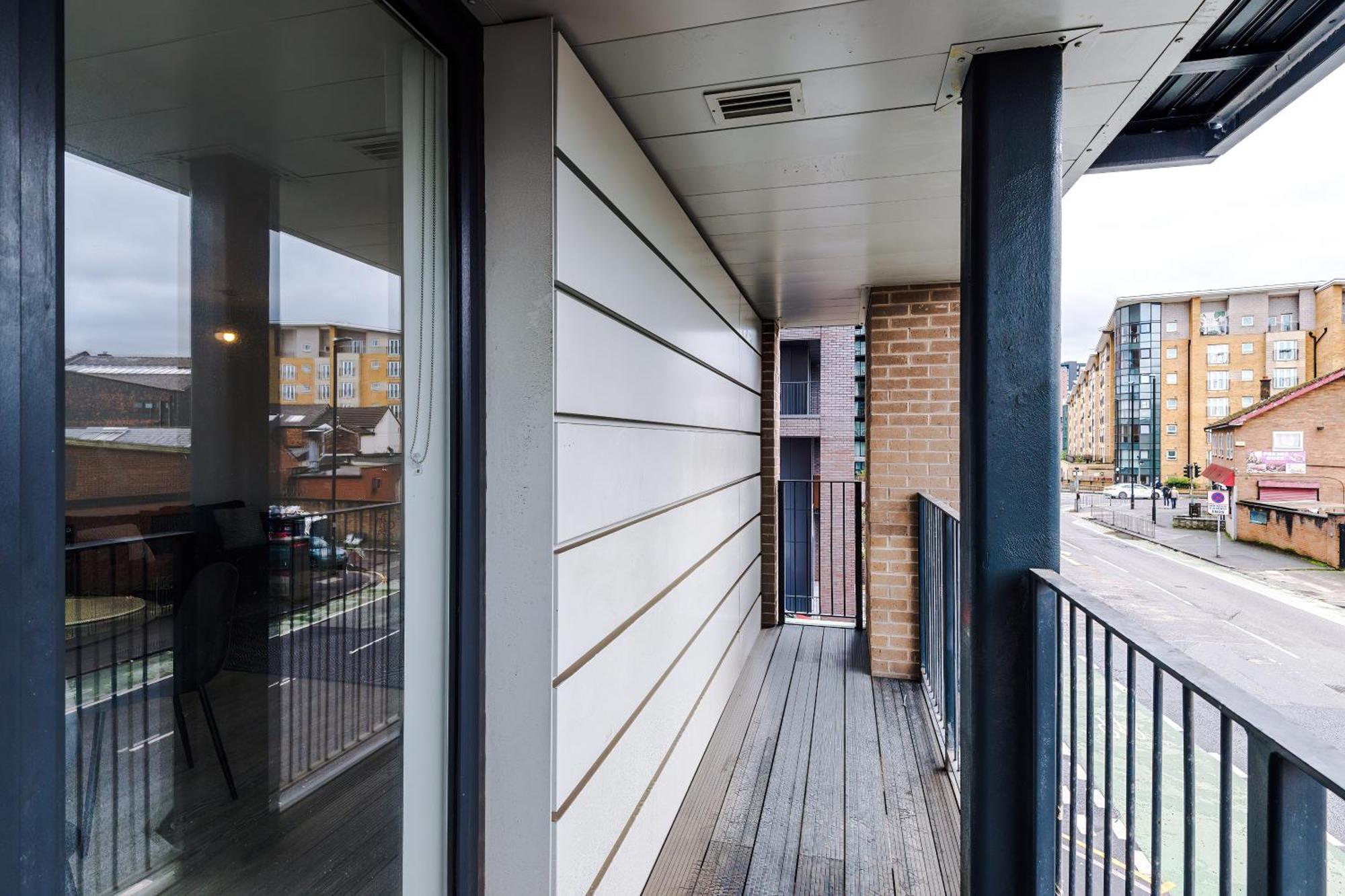 Modern 2 Bed Apartment With Balcony By Host A Home Манчестер Экстерьер фото