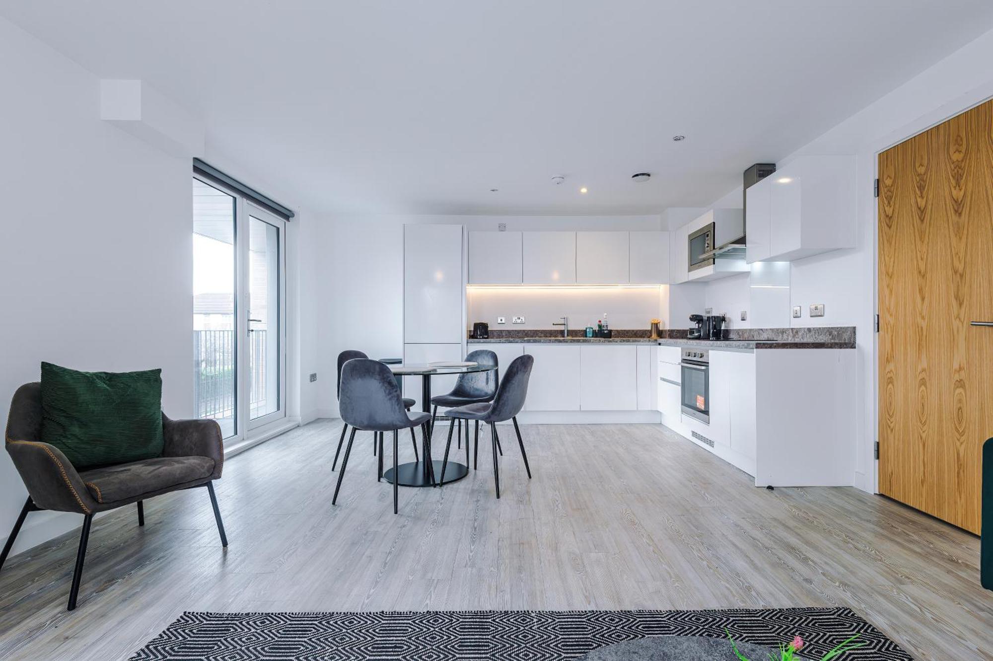 Modern 2 Bed Apartment With Balcony By Host A Home Манчестер Экстерьер фото