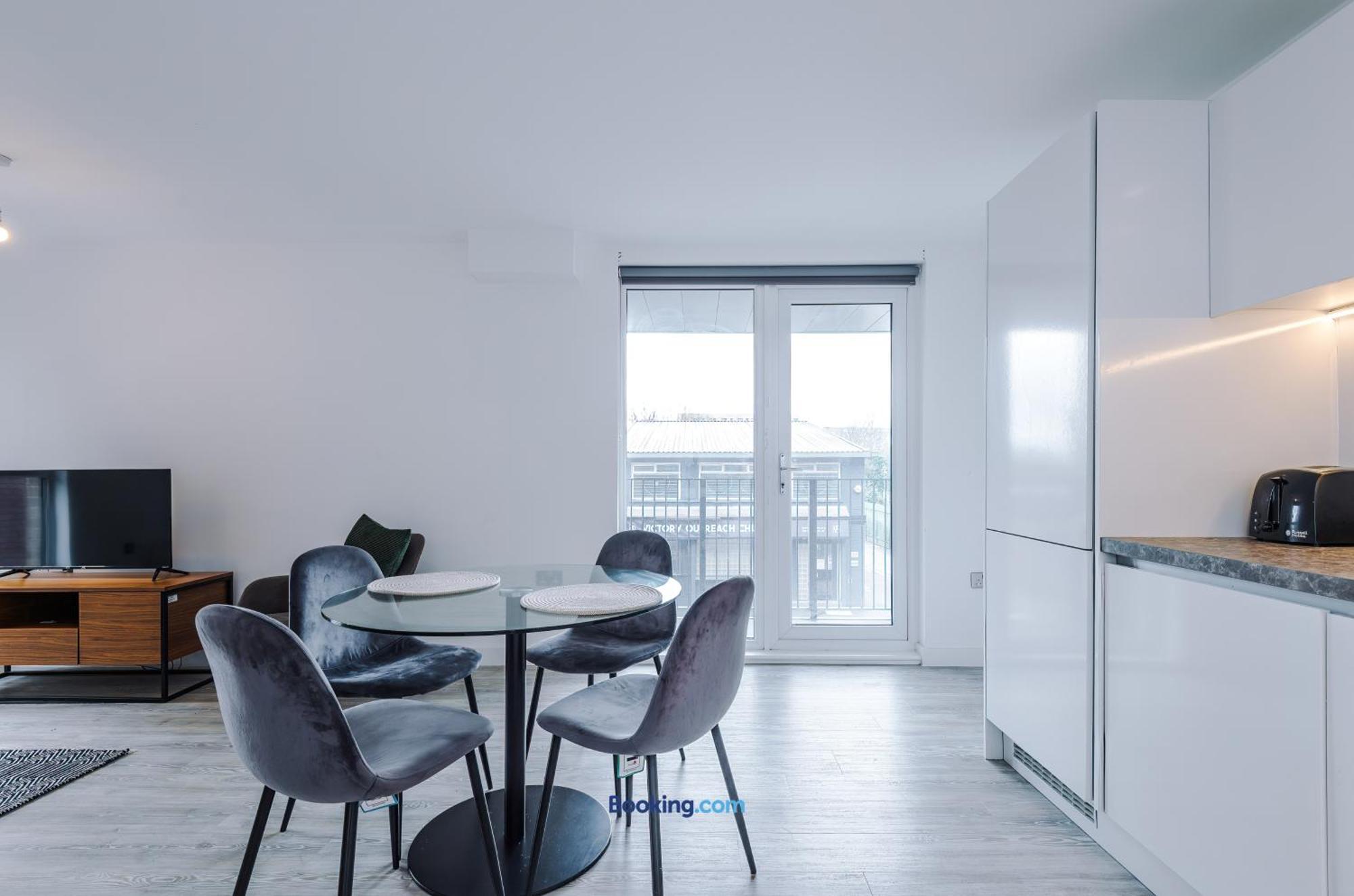Modern 2 Bed Apartment With Balcony By Host A Home Манчестер Экстерьер фото
