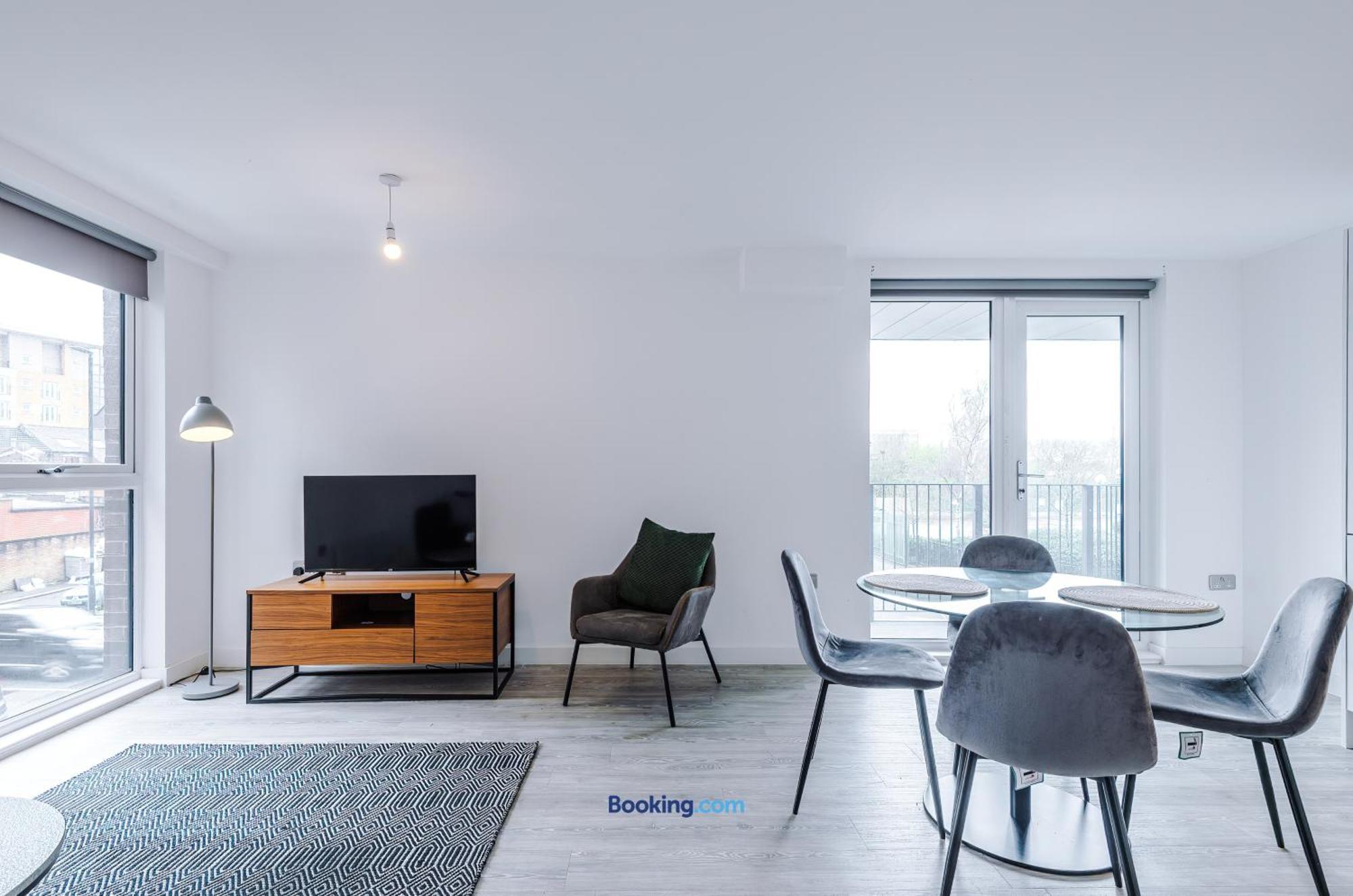 Modern 2 Bed Apartment With Balcony By Host A Home Манчестер Экстерьер фото