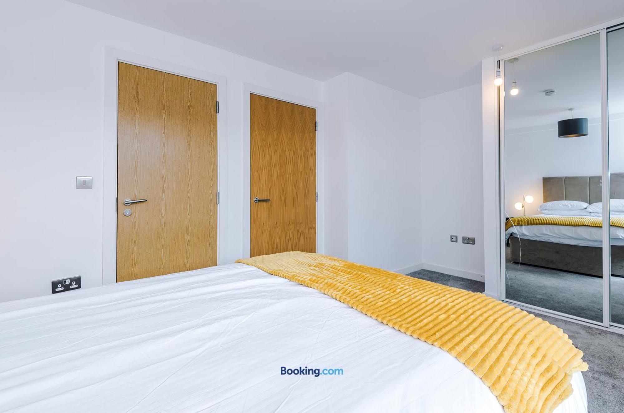 Modern 2 Bed Apartment With Balcony By Host A Home Манчестер Экстерьер фото