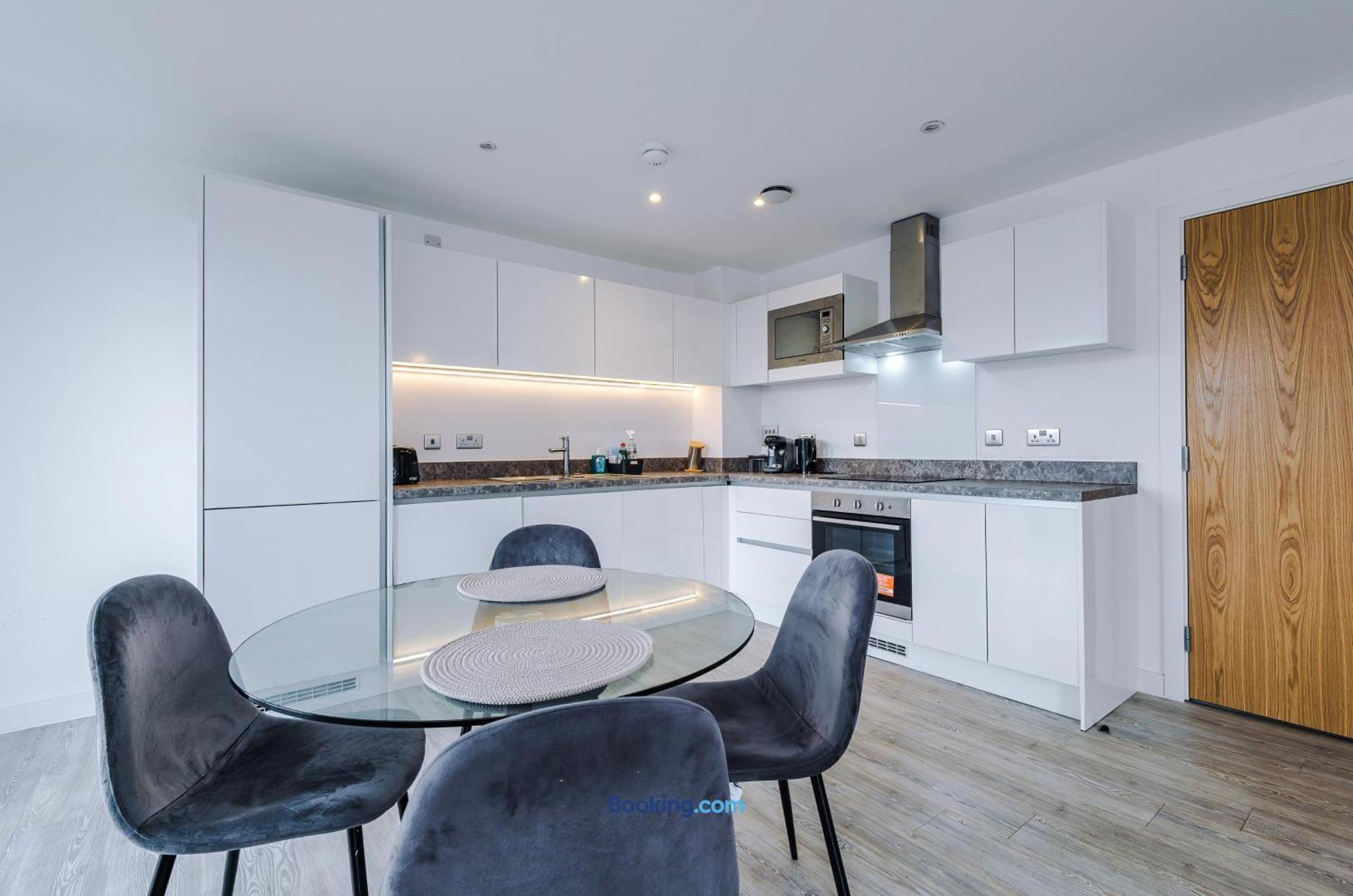 Modern 2 Bed Apartment With Balcony By Host A Home Манчестер Экстерьер фото