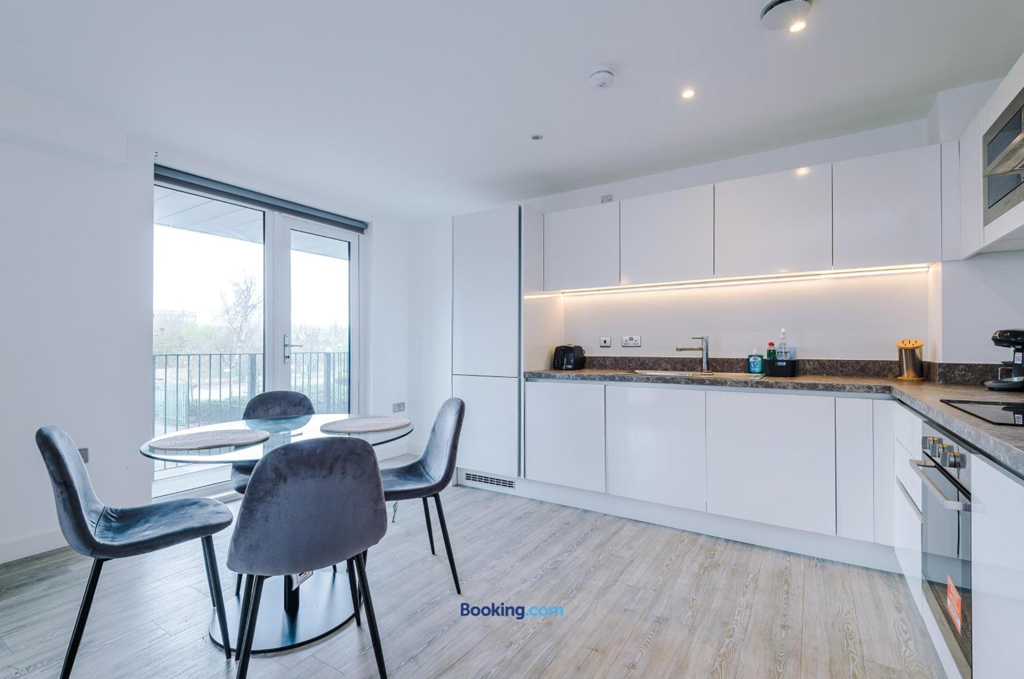 Modern 2 Bed Apartment With Balcony By Host A Home Манчестер Экстерьер фото