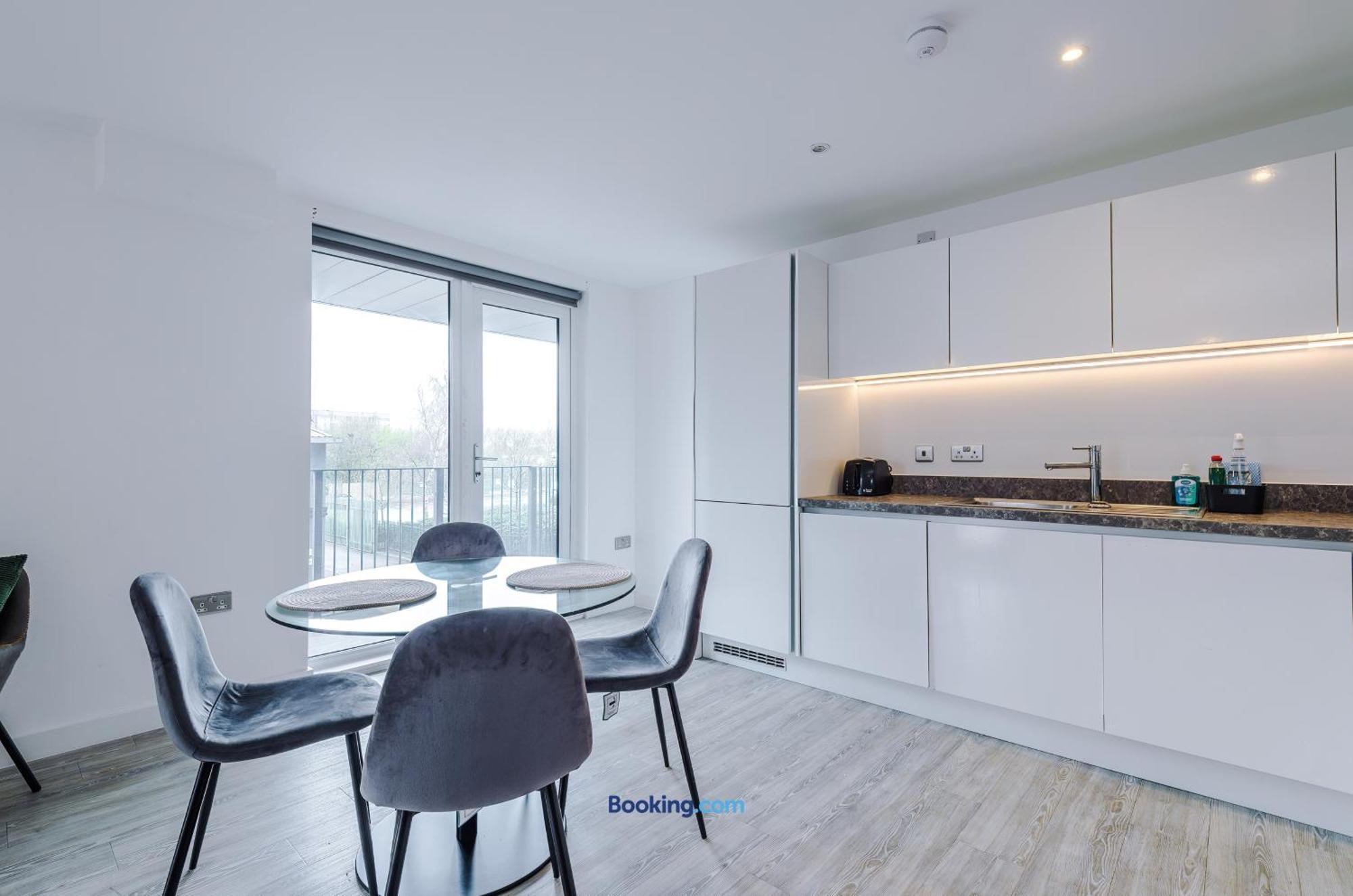 Modern 2 Bed Apartment With Balcony By Host A Home Манчестер Экстерьер фото