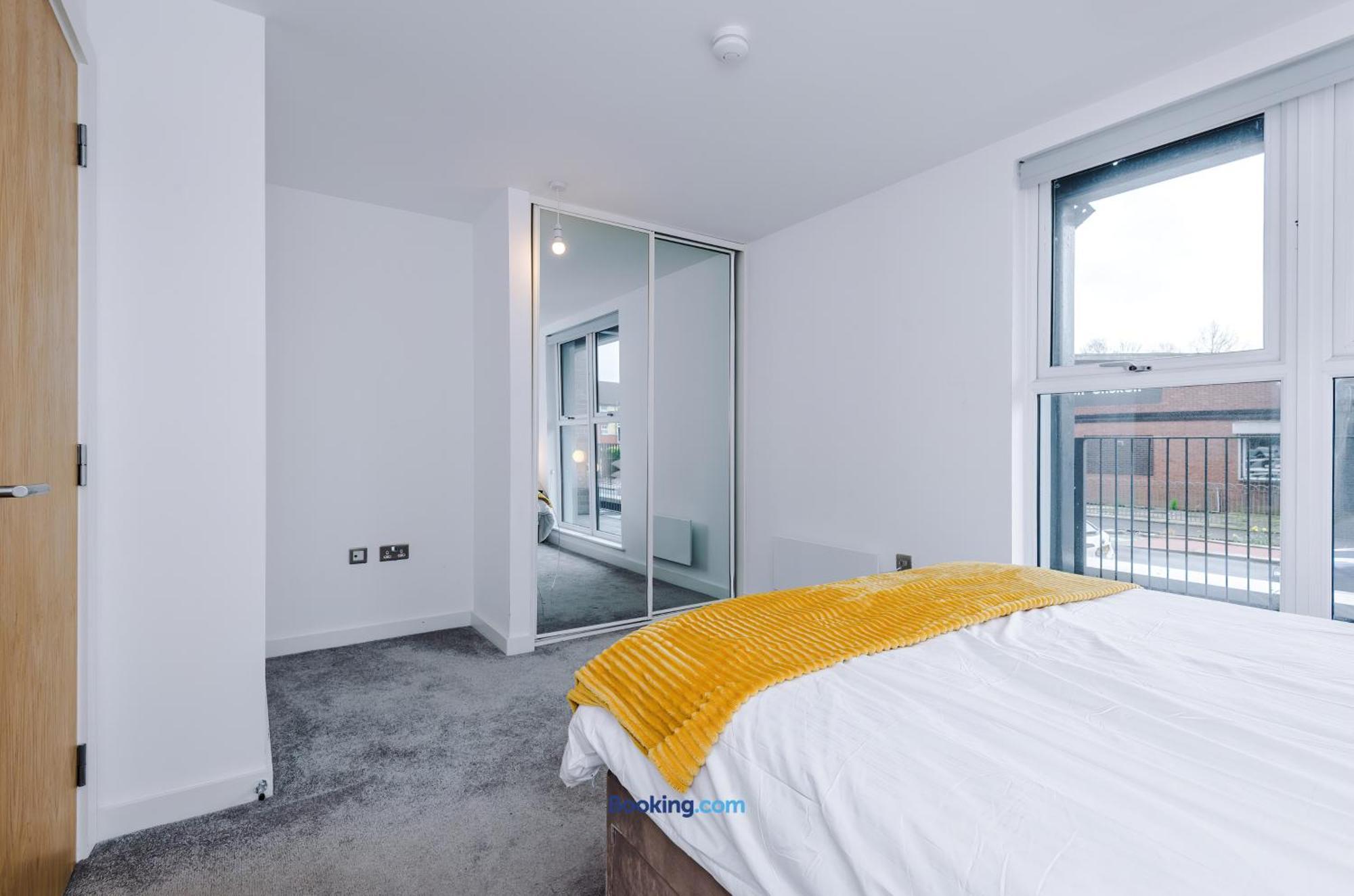 Modern 2 Bed Apartment With Balcony By Host A Home Манчестер Экстерьер фото