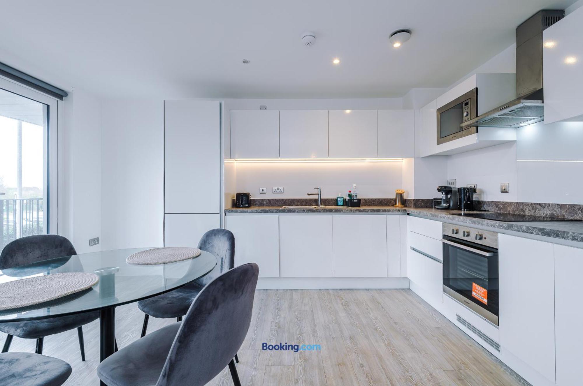 Modern 2 Bed Apartment With Balcony By Host A Home Манчестер Экстерьер фото