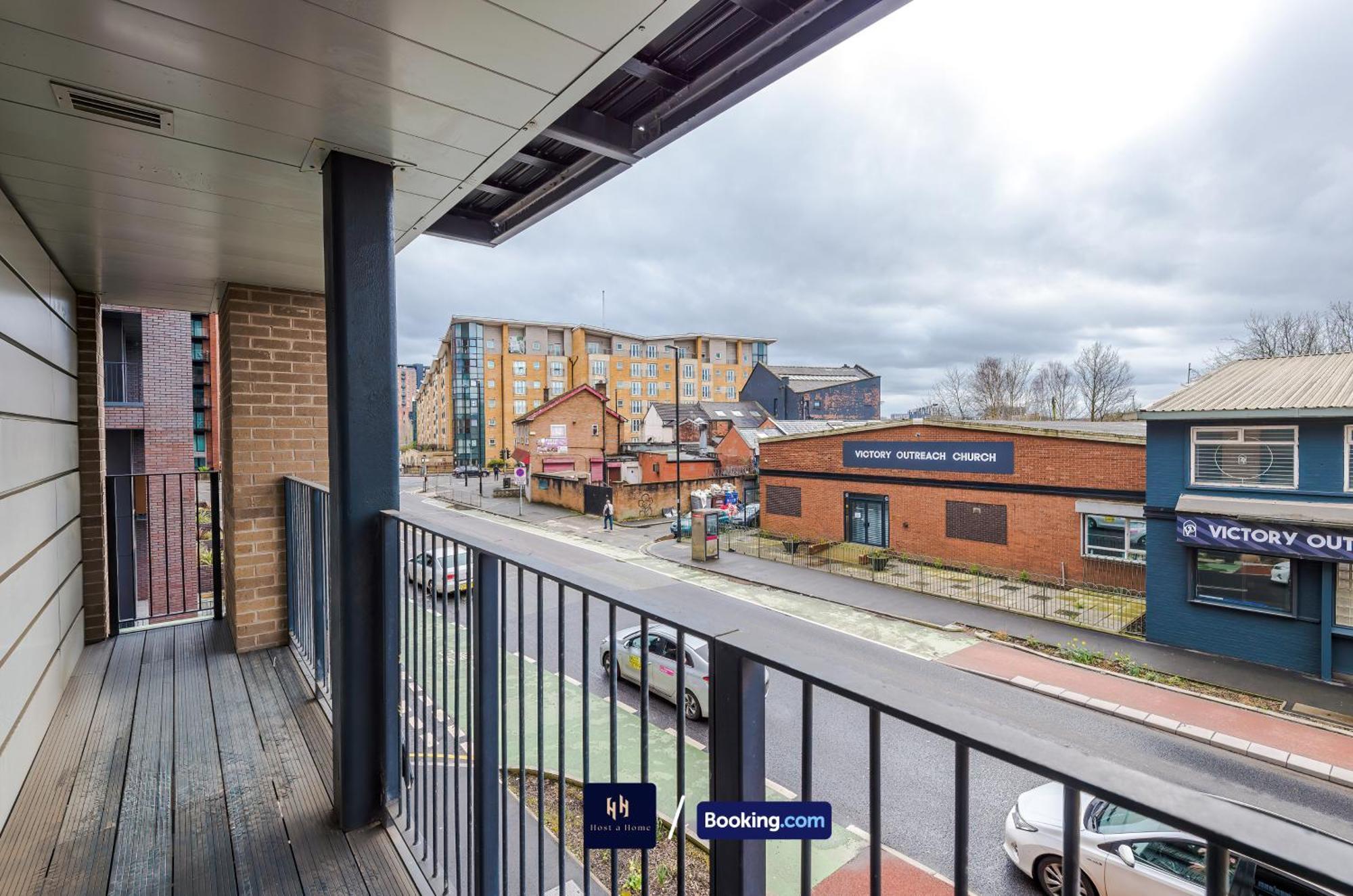 Modern 2 Bed Apartment With Balcony By Host A Home Манчестер Экстерьер фото
