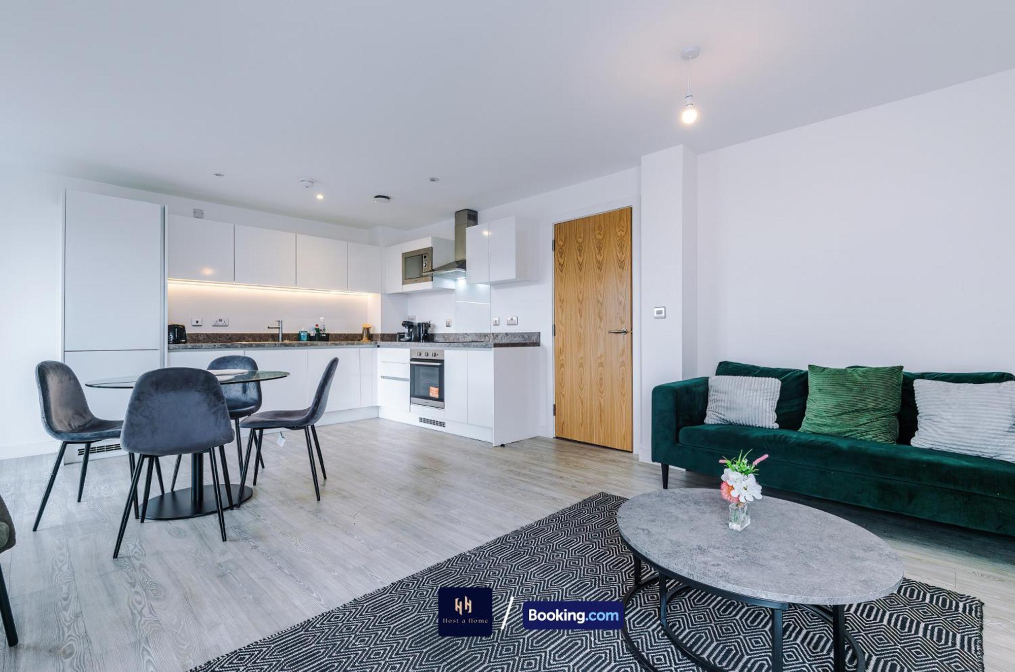 Modern 2 Bed Apartment With Balcony By Host A Home Манчестер Экстерьер фото