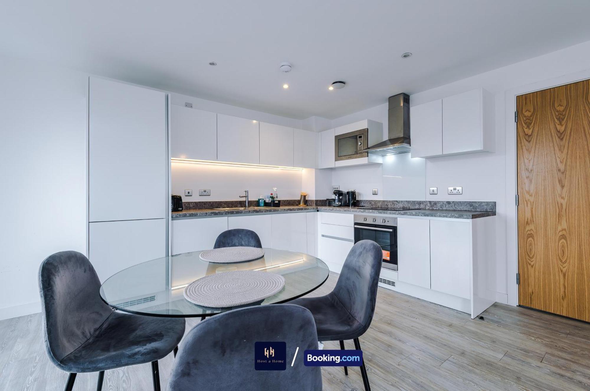 Modern 2 Bed Apartment With Balcony By Host A Home Манчестер Экстерьер фото