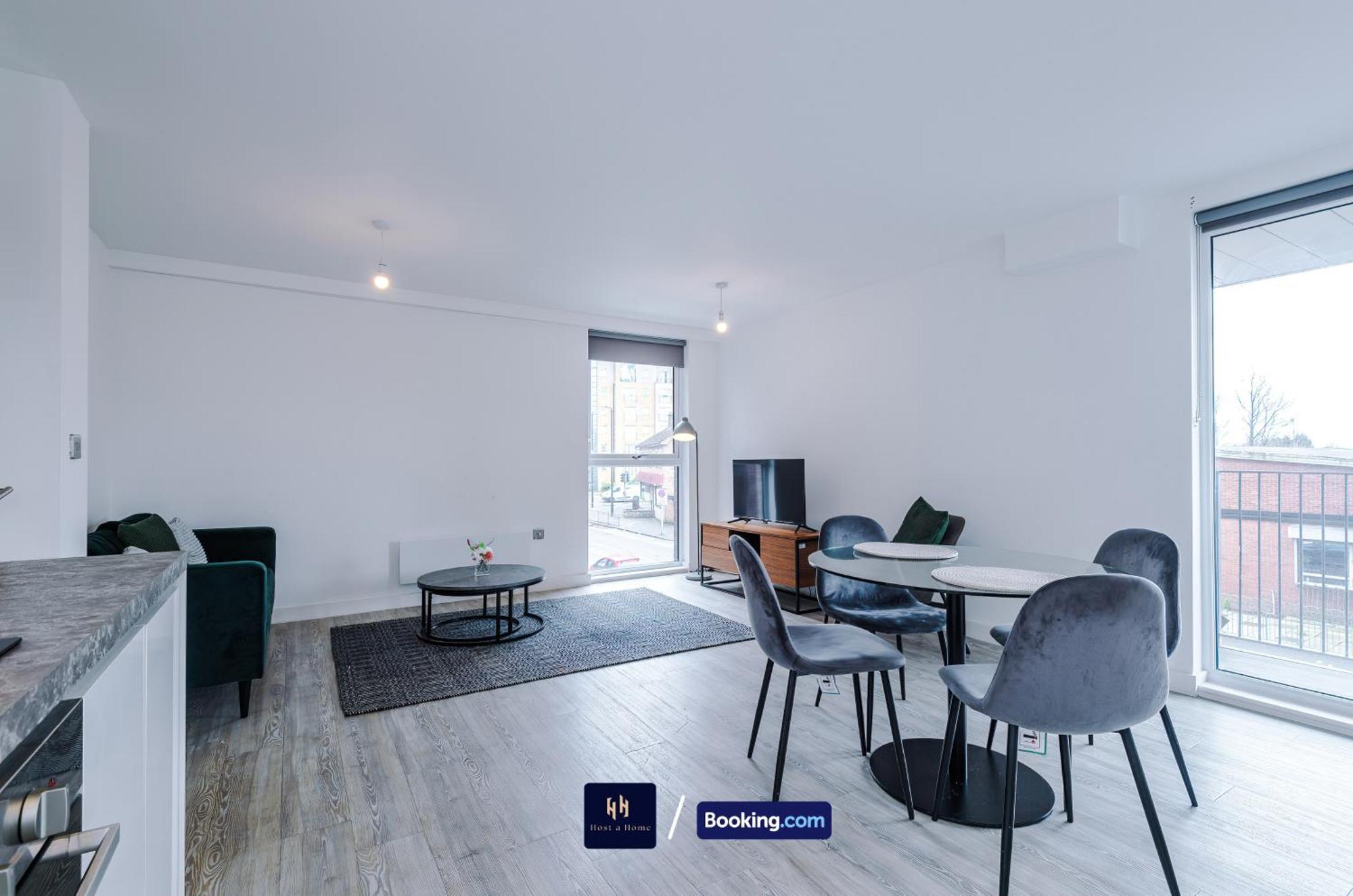 Modern 2 Bed Apartment With Balcony By Host A Home Манчестер Экстерьер фото