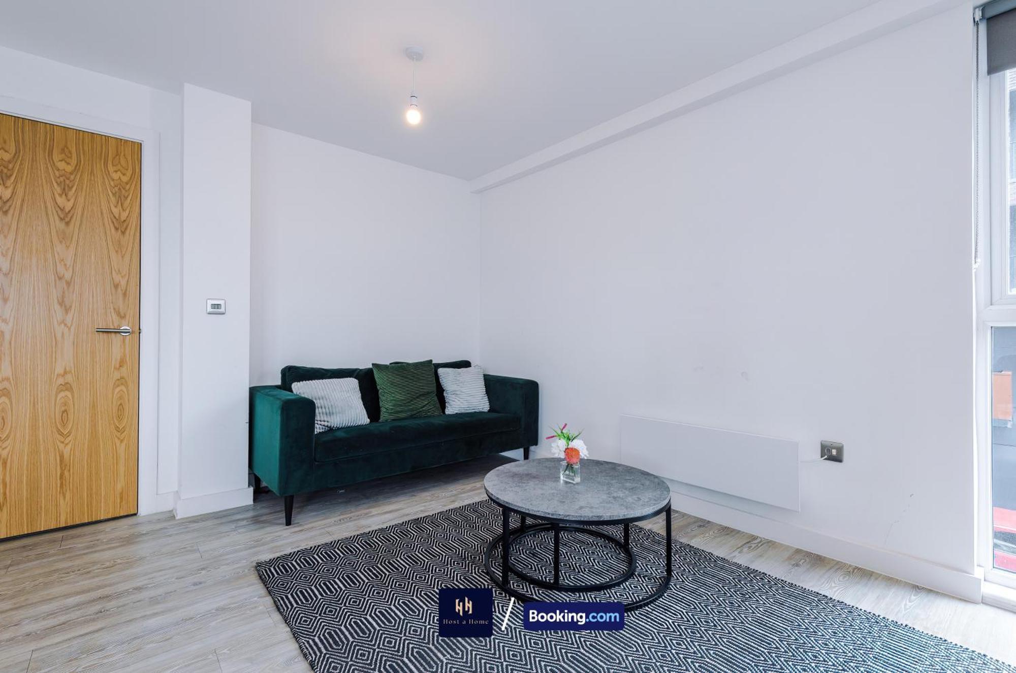 Modern 2 Bed Apartment With Balcony By Host A Home Манчестер Экстерьер фото