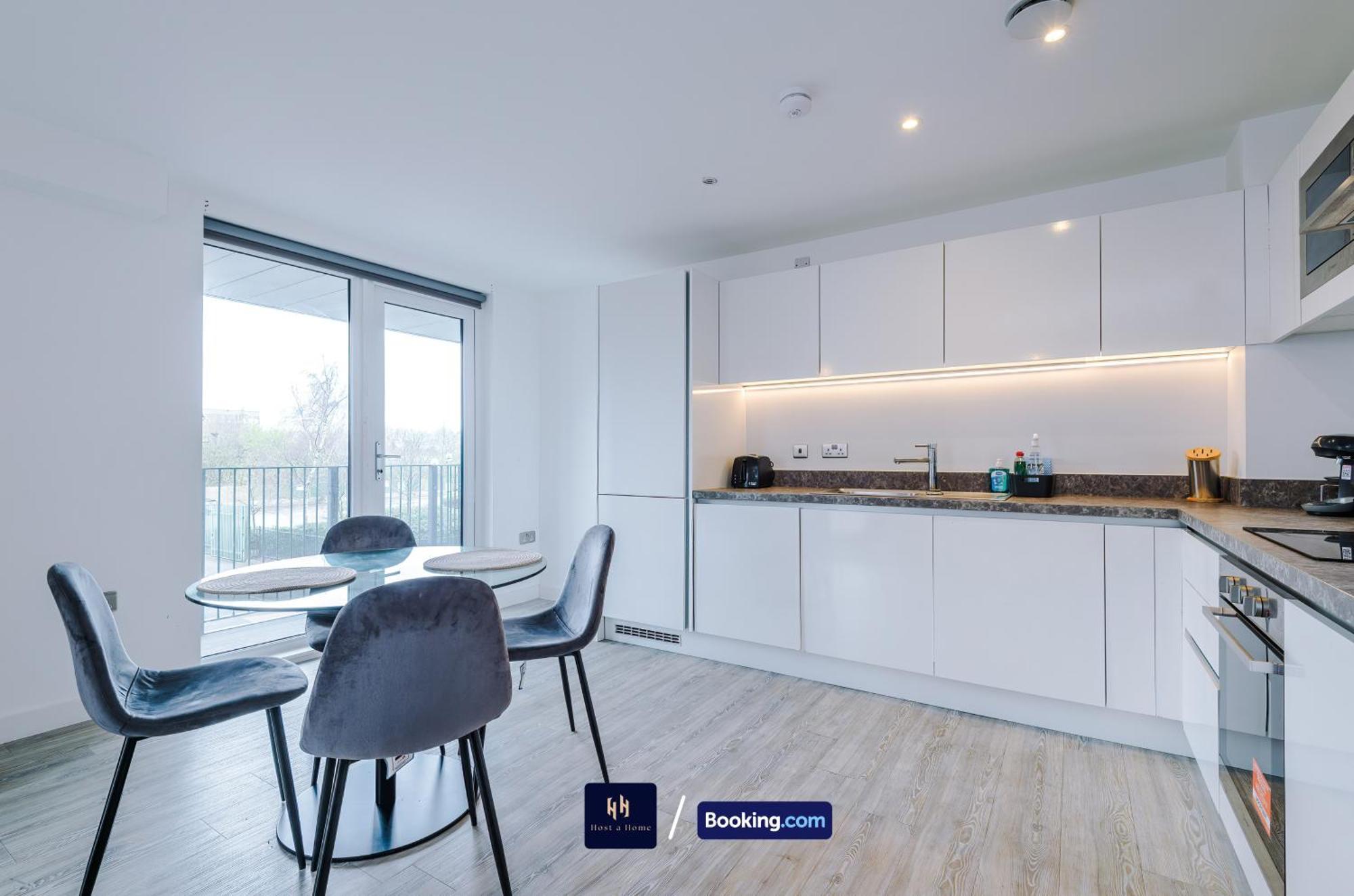 Modern 2 Bed Apartment With Balcony By Host A Home Манчестер Экстерьер фото