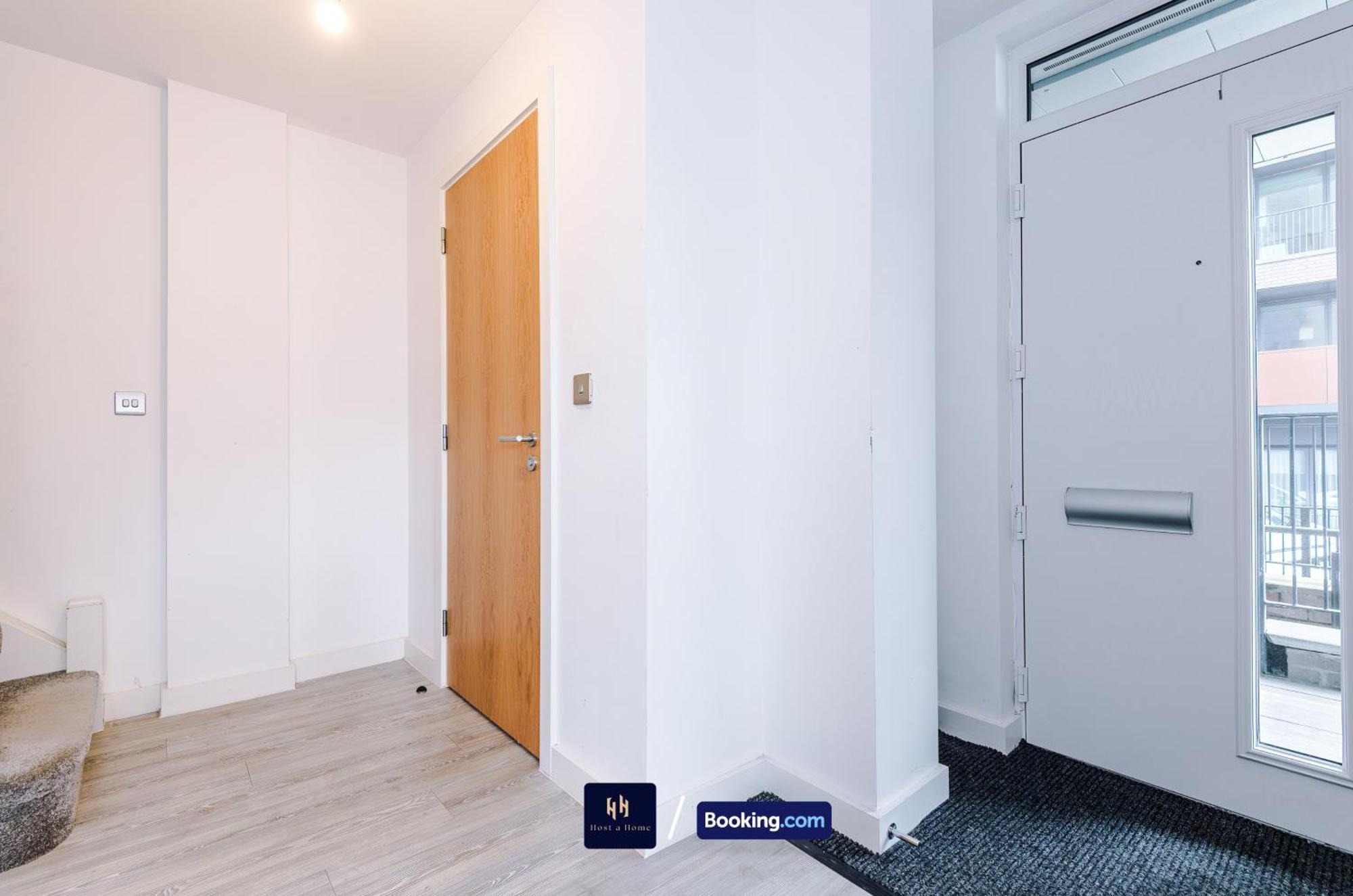 Modern 2 Bed Apartment With Balcony By Host A Home Манчестер Экстерьер фото