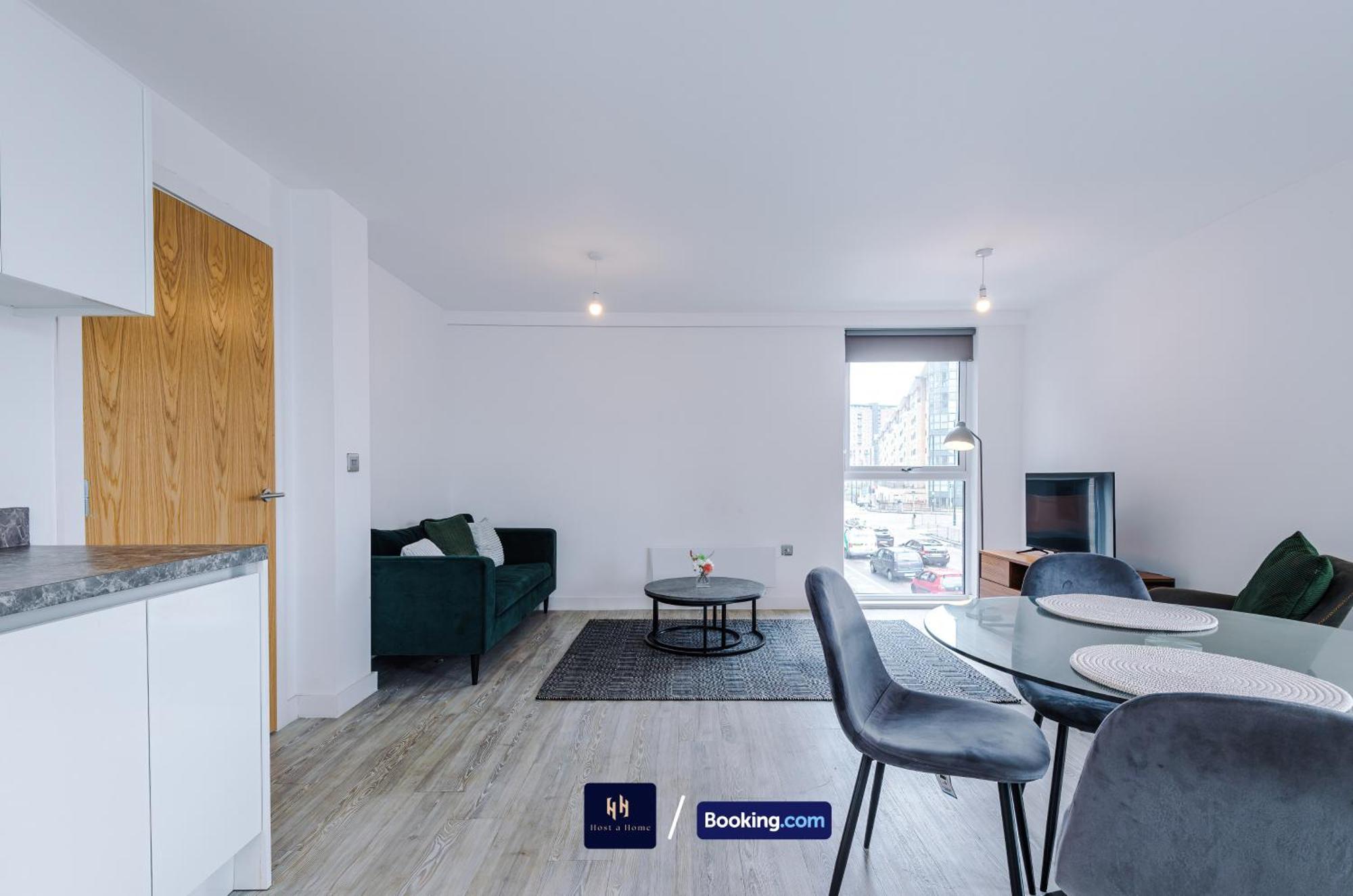 Modern 2 Bed Apartment With Balcony By Host A Home Манчестер Экстерьер фото