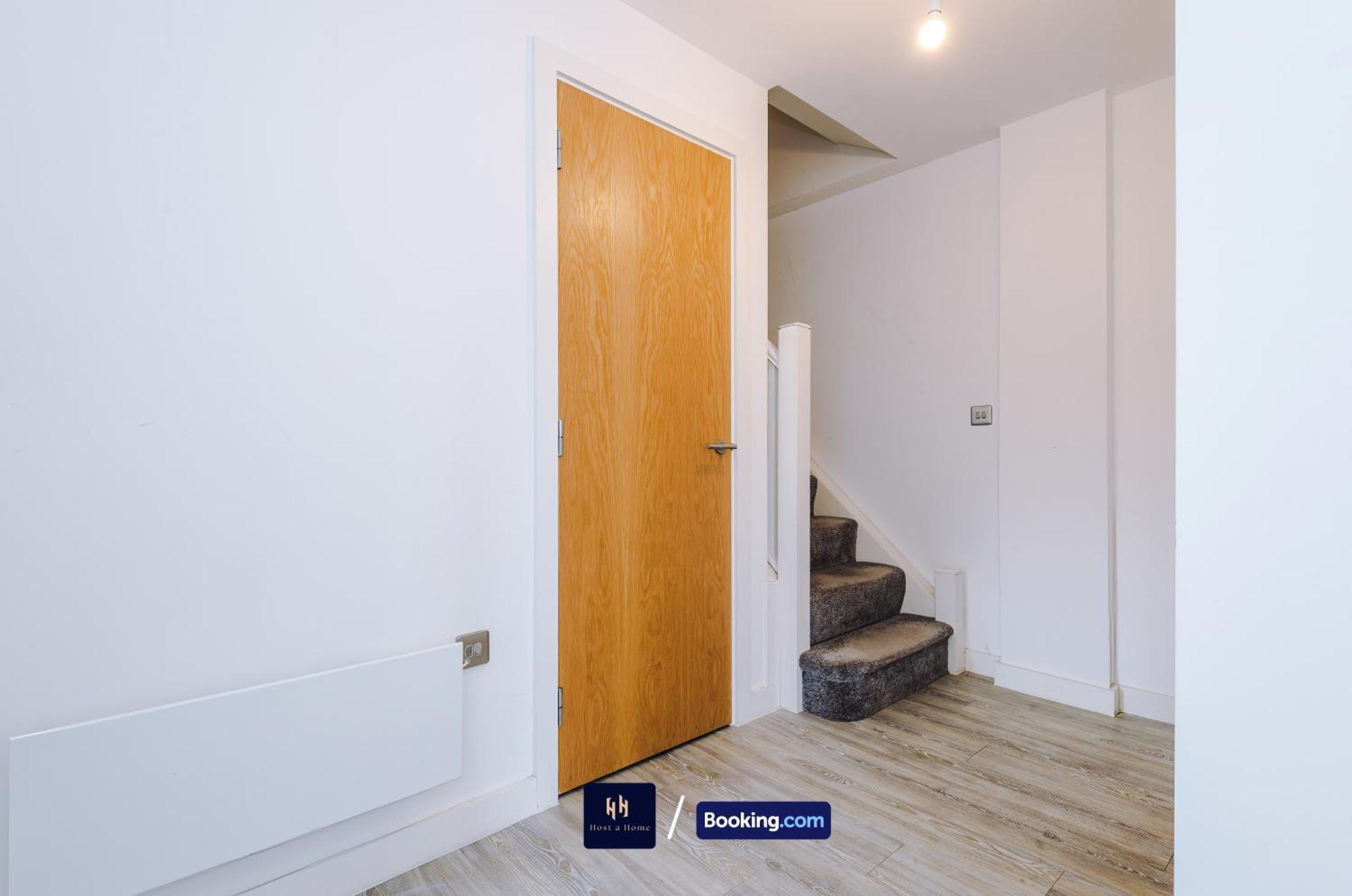 Modern 2 Bed Apartment With Balcony By Host A Home Манчестер Экстерьер фото